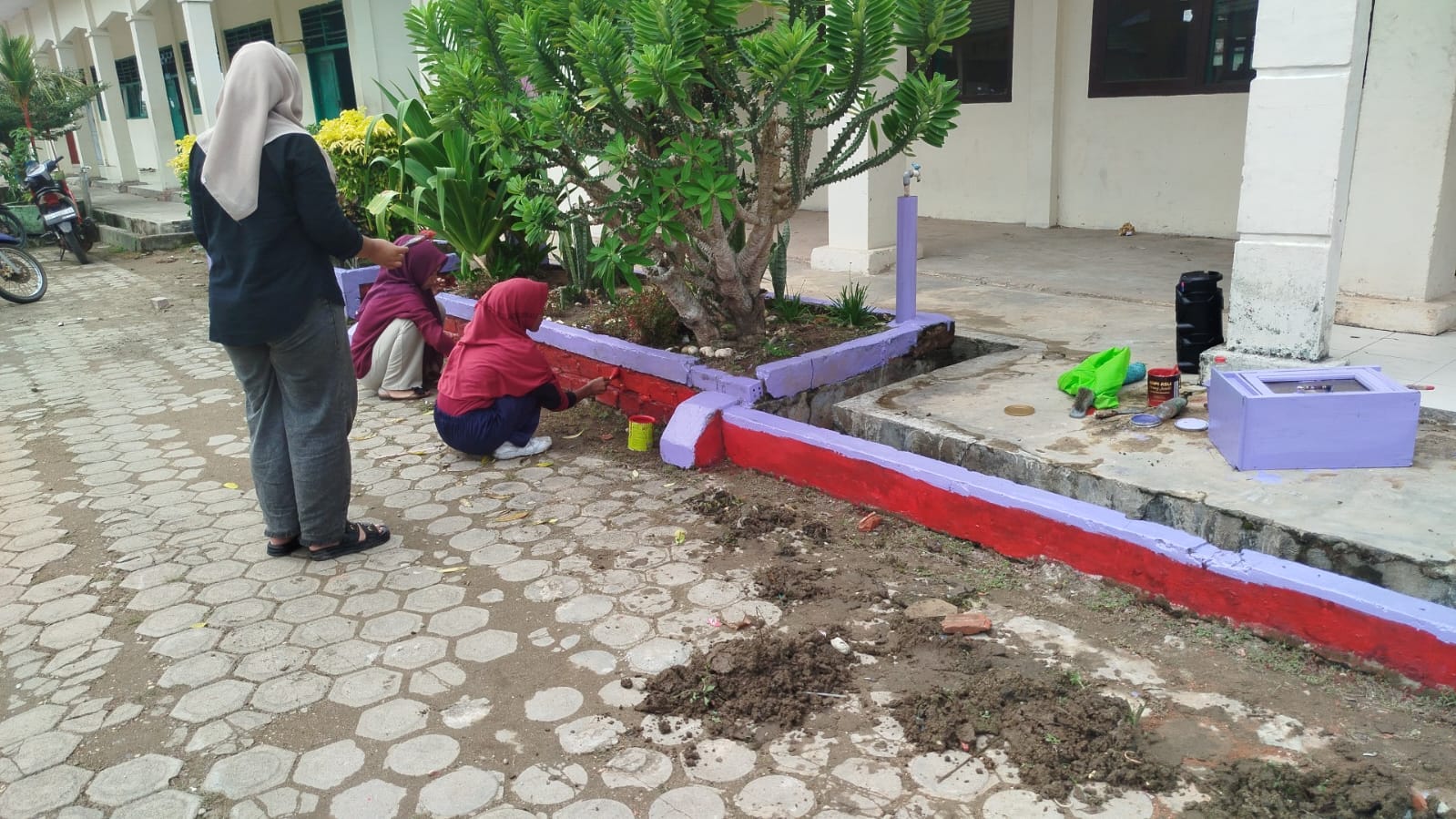 Siswa Kelas XII A Melakukan Gotong Royong Untuk Berpartisipasi dalam Lomba 7k Pada Hari Kemerdekaan