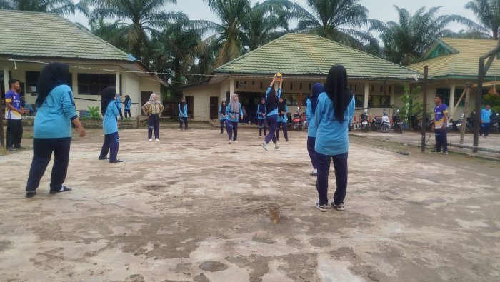 Semangat Persatuan Mengalir di Lapangan, Voli XII A dan XII B Warnai Class Meeting