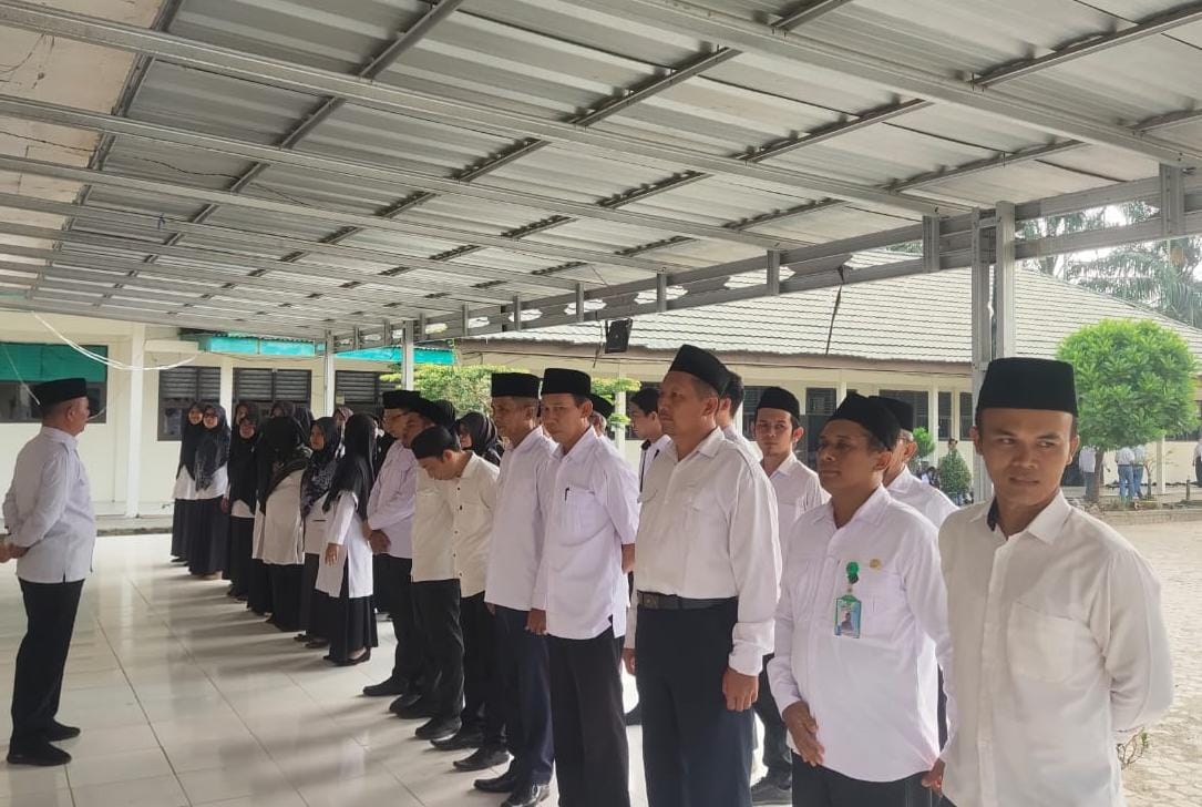 Kepala Madrasah Pimpin Apel Senin Pagi Kepala Madrasah Pimpin Apel Senin Pagi