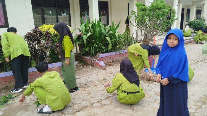 Jelang Nuzulul Quran, Siswa MAN 1 Muaro Jambi Gotong Royong Bersihkan Lingkungan Madrasah
