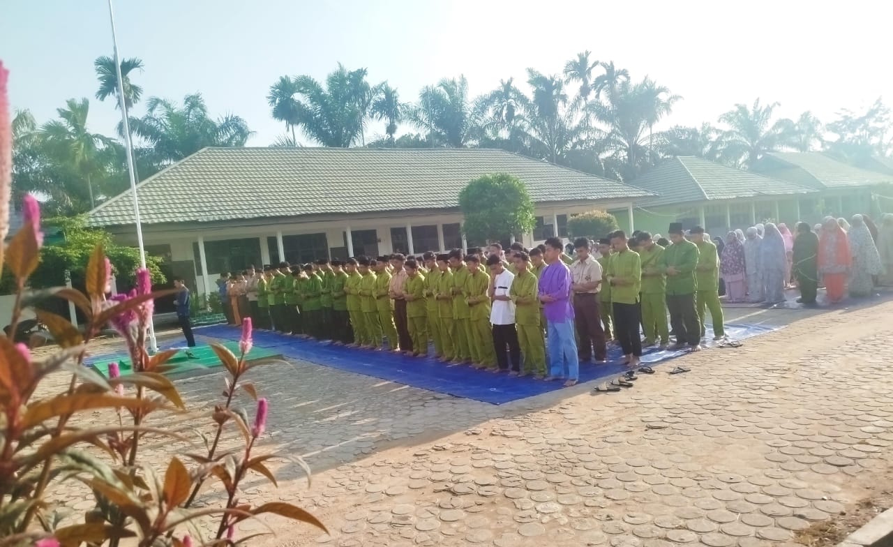 Pembina Keagamaan MAN 1 Muaro Jambi Pimpin Salat Dhuha