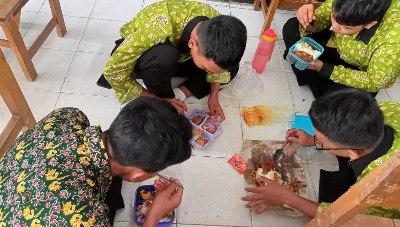 Siswa kelas XIA Menjaga Kebersamaan Dengan Makan Bersama Siswa kelas XIA Menjaga Kebersamaan Dengan Makan Bersama