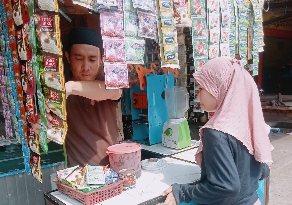 Amri : Libur Dinas Jualan Aneka Es di Rumah