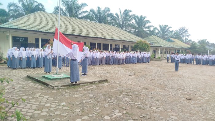 Upacara Bendera Berlangsung Khidmat, Siswa Kelas XI C Tunjukkan Disiplin Tinggi Upacara Bendera Berlangsung Khidmat, Siswa Kelas XI C Tunjukkan Disiplin Tinggi