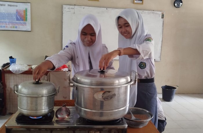 Siswa MAN 1 Muaro Jambi Bagikan Takjil Ramadan di Pasar Selasa Sungai Gelam