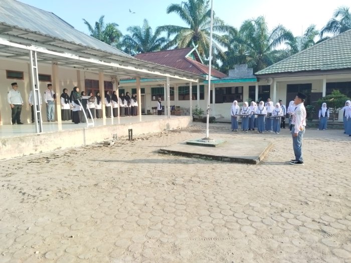 Hj. Nurgayah Tekankan Pentingnya Menjadi Siswa Hebat Melalui Karakter, Disiplin, dan Semangat Belajar Hj. Nurgayah Tekankan Pentingnya Menjadi Siswa Hebat Melalui Karakter, Disiplin, dan Semangat Belajar