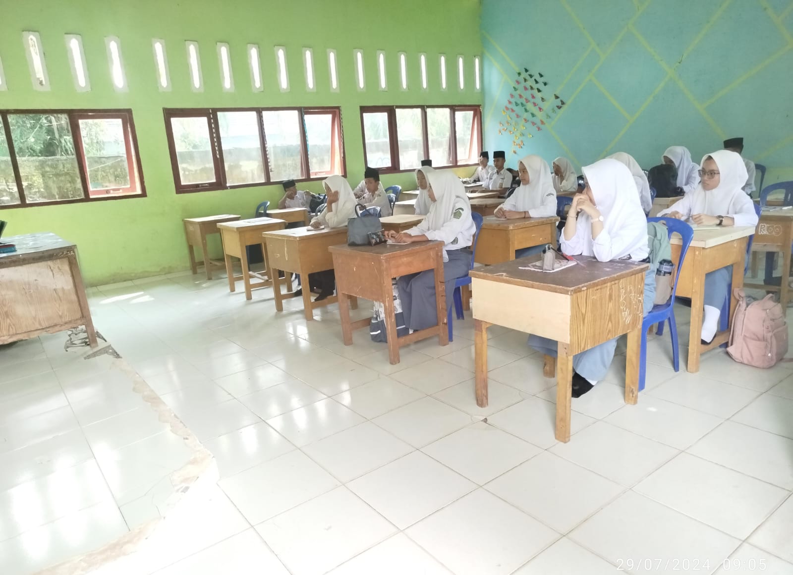 Anita Dewi Anggara Pimpin Pembagian Tugas Siswa Kelas XD 