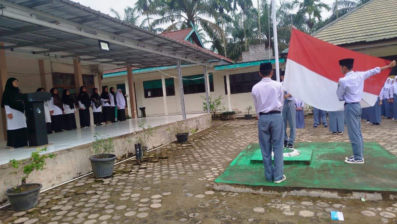 Pelaksanaan Upacara Bendera di MAN 1 Muaro Jambi : Petugas XI A Pelaksanaan Upacara Bendera di MAN 1 Muaro Jambi : Petugas XI A