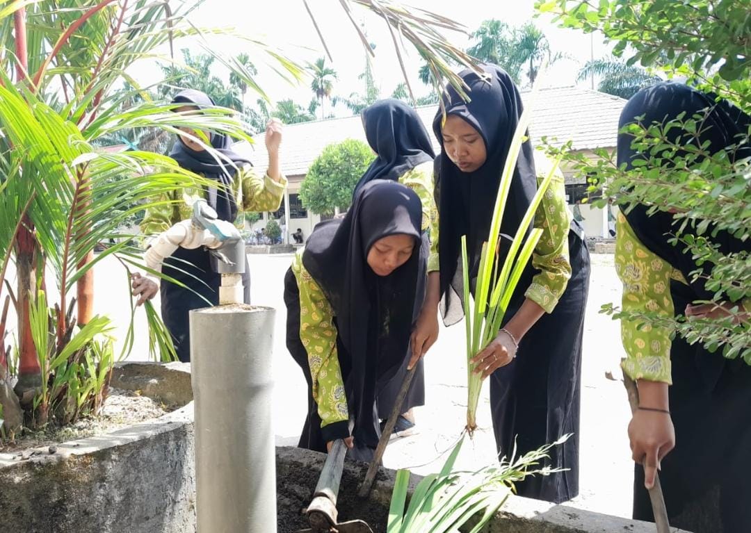 Beberapa Kelas Mempercantik Diri Didampingi Wali Kelas