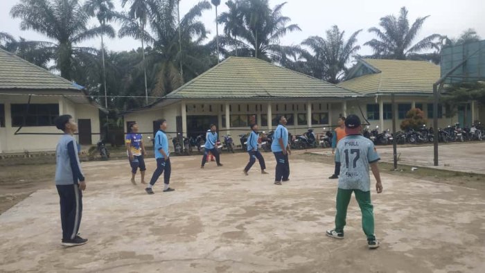 Semangat Menggiring Bola Voli di Pagi Hari: Pembelajaran Seru Bersama Pak Jemmi Semangat Menggiring Bola Voli di Pagi Hari: Pembelajaran Seru Bersama Pak Jemmi