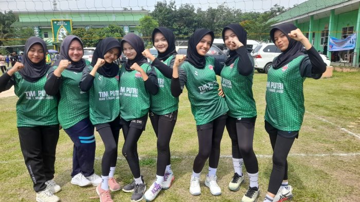 Fitri dan Tim Voli Putri Antar MAN 1 Muaro Jambi Raih Nilai Maksimal