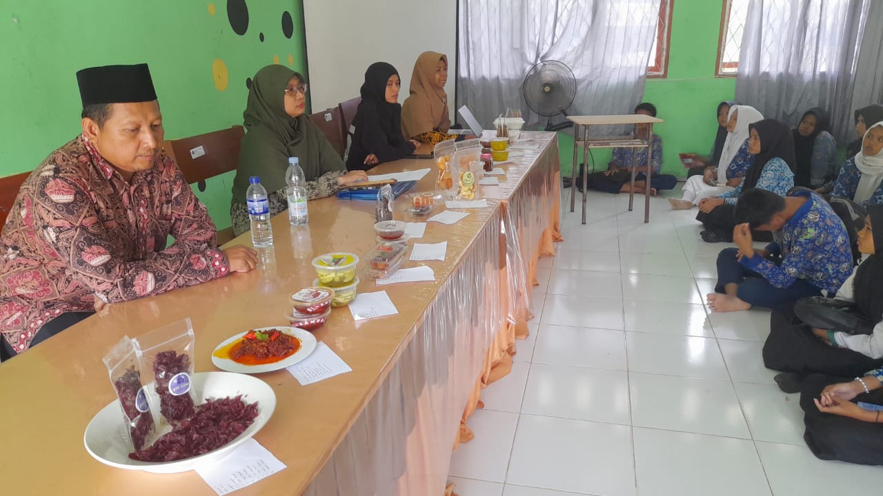 Siswa kelas X melakukan Aksi dan Presentasi dalam Mengolah Makanan 