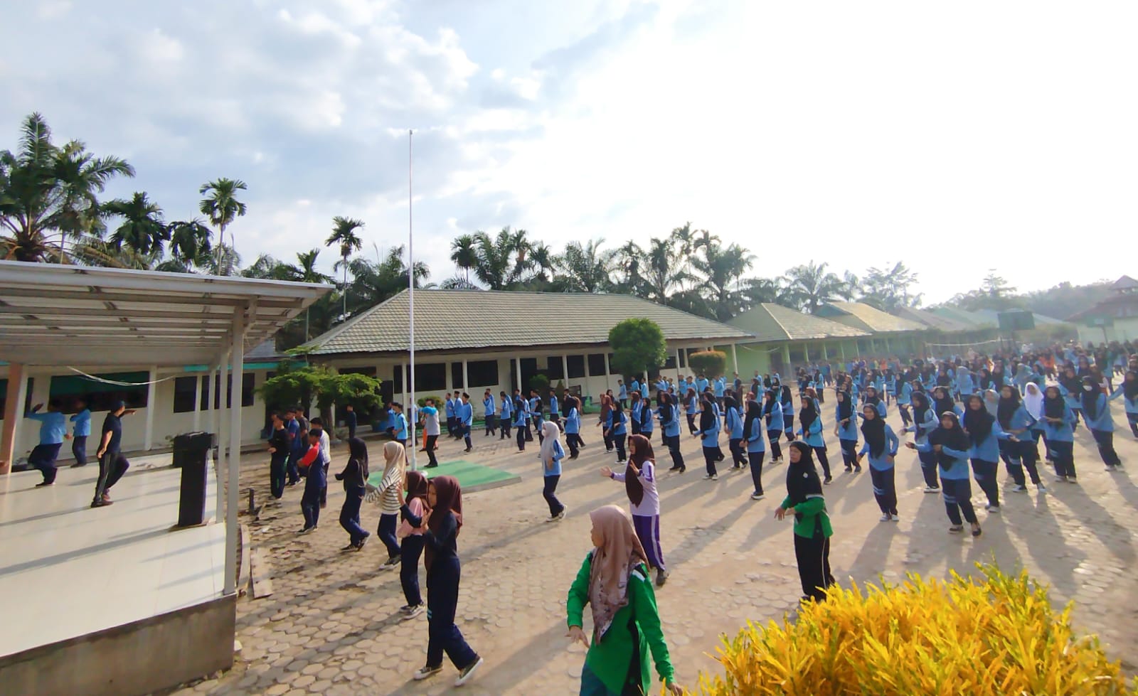 Siswa MAN 1 Muaro Jambi Senam Pagi di Halaman Madrasah