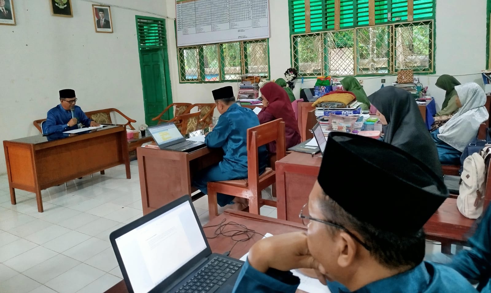 Kepala MAN 1 Muaro Jambi Pimpin Rapat Dinas Semester Genap 2024/2025