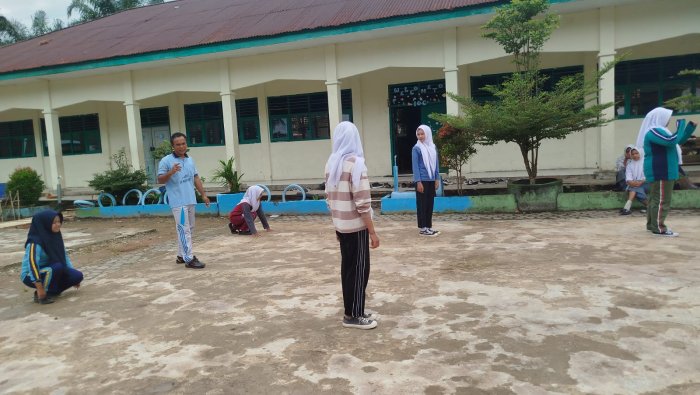 Serunya Belajar Lari Estafet di MAN 1 Muaro Jambi, Siswa Antusias Ikuti Arahan Guru