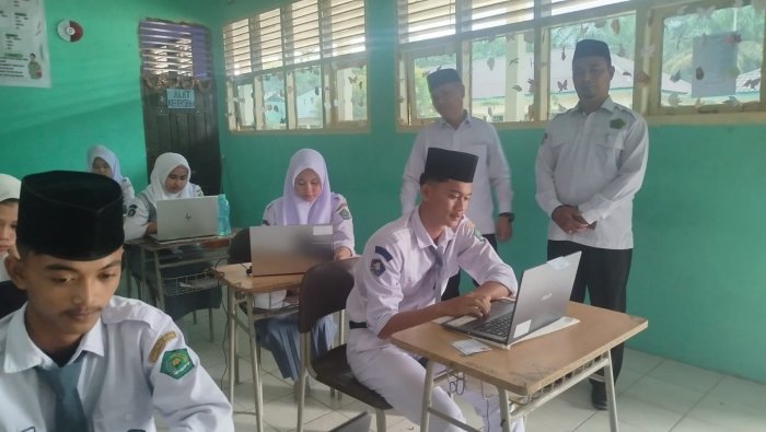 Pengawas Kemenag Pantau Langsung TKA di MAN 1 Muaro Jamb Pengawas Kemenag Pantau Langsung TKA di MAN 1 Muaro Jamb