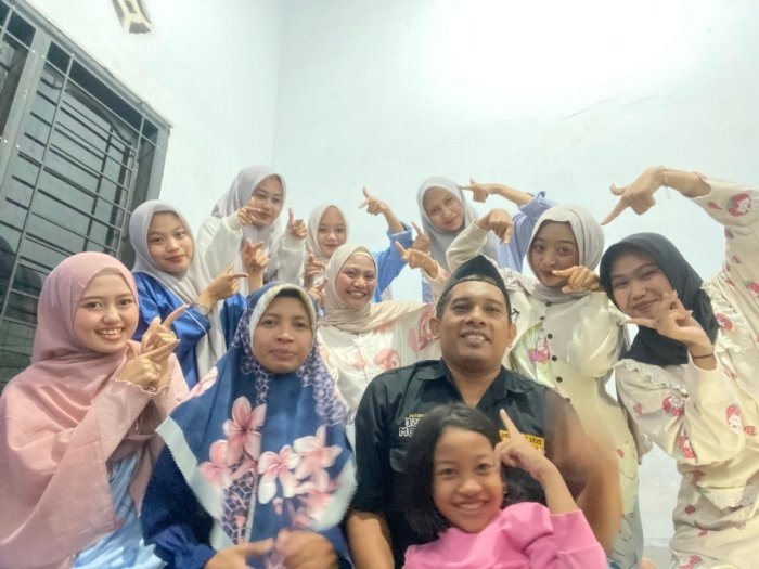 Hangatnya Lebaran, Siswa XII A MAN 1 Muaro Jambi Pererat Silaturahmi ke Rumah Guru