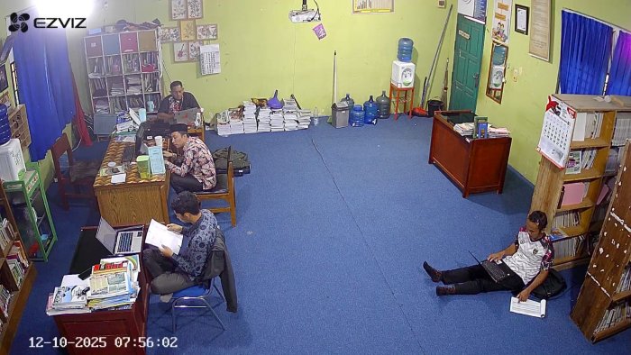 Wali Kelas Padati Perpustakaan untuk Rekap Absen Akhir Semester Wali Kelas Padati Perpustakaan untuk Rekap Absen Akhir Semester