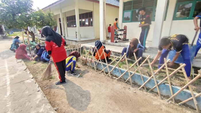 Gotong Royong Jumat Bersih Jadi Ajang Kekompakan Siswa MAN 1 Muaro Jambi Gotong Royong Jumat Bersih Jadi Ajang Kekompakan Siswa MAN 1 Muaro Jambi