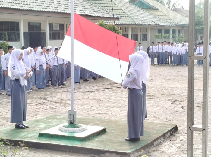 Siswa XI B MAN 1 Muaro Jambi Siap Tampil sebagai Petugas Upacara