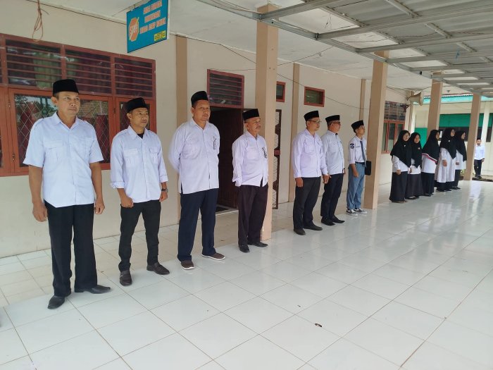 Kepala MAN 1 Muaro Jambi Ingatkan Guru di Luar Kota untuk Siap Ikuti Upacara HAB ke-80