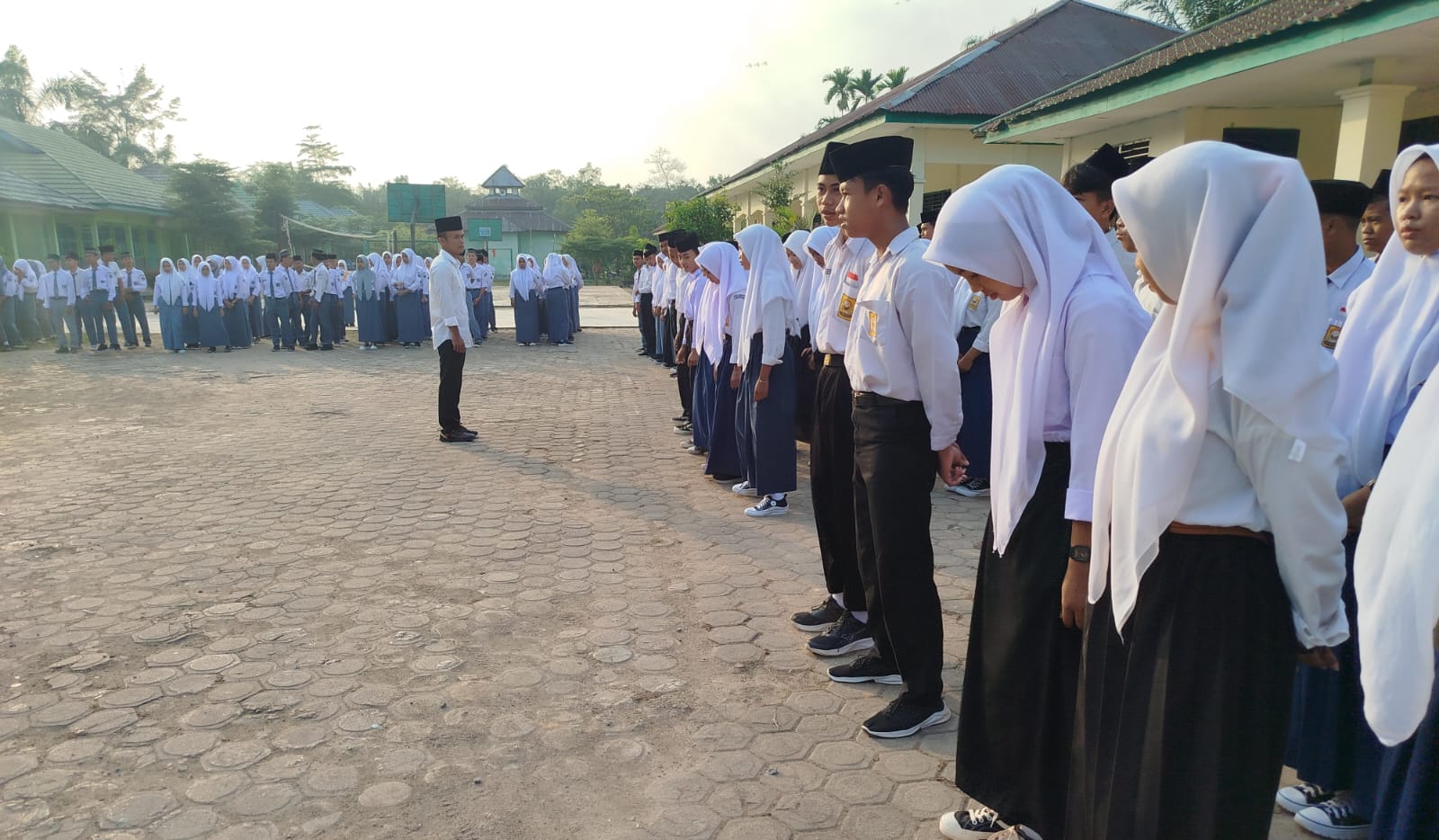 Sikap Disiplin dalam Upacara Bendera Setiap Hari Senin