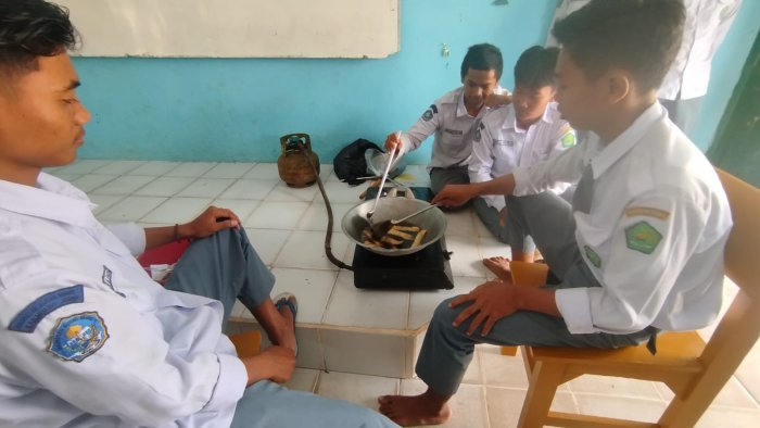 Kreatif dan Kompak, Siswa Kelas X C MAN 1 Muaro Jambi Membuat Takjil Pisang Cokelat