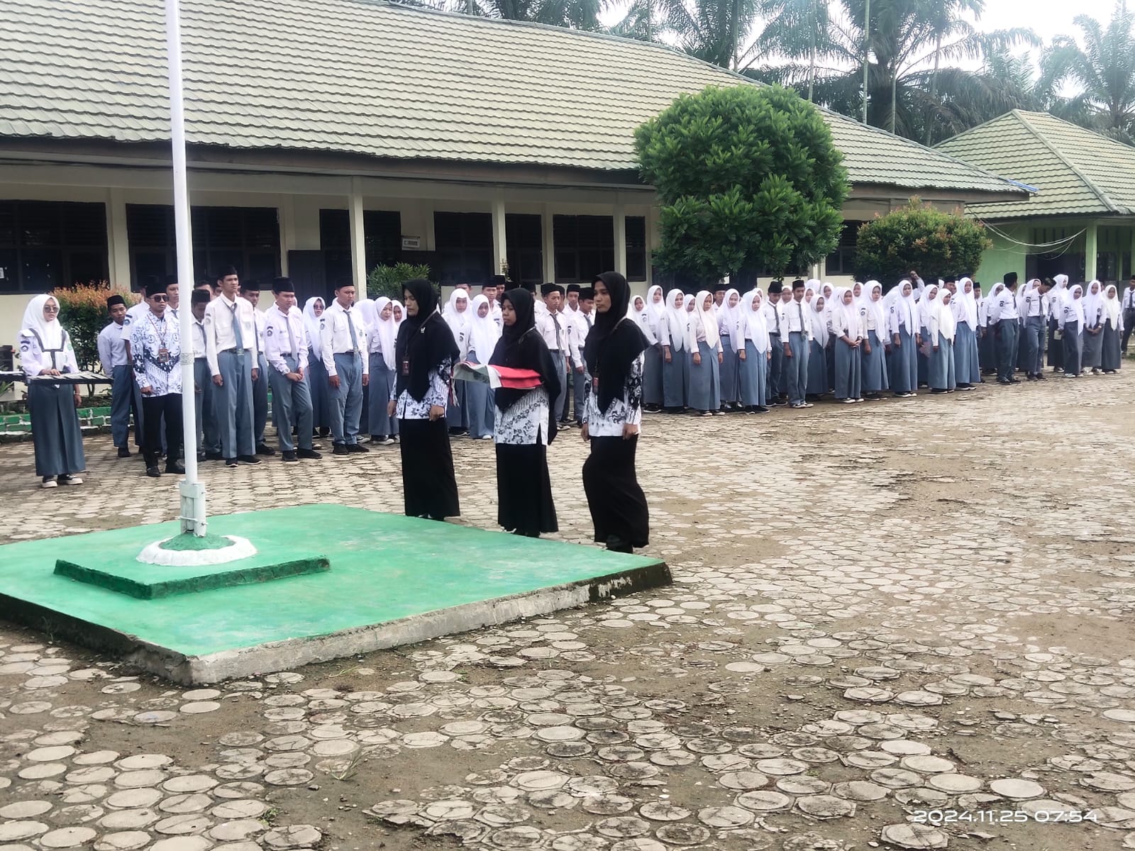 Upacara Hari Guru Nasional (HGN) 2024 di MAN 1 Muaro Jambi