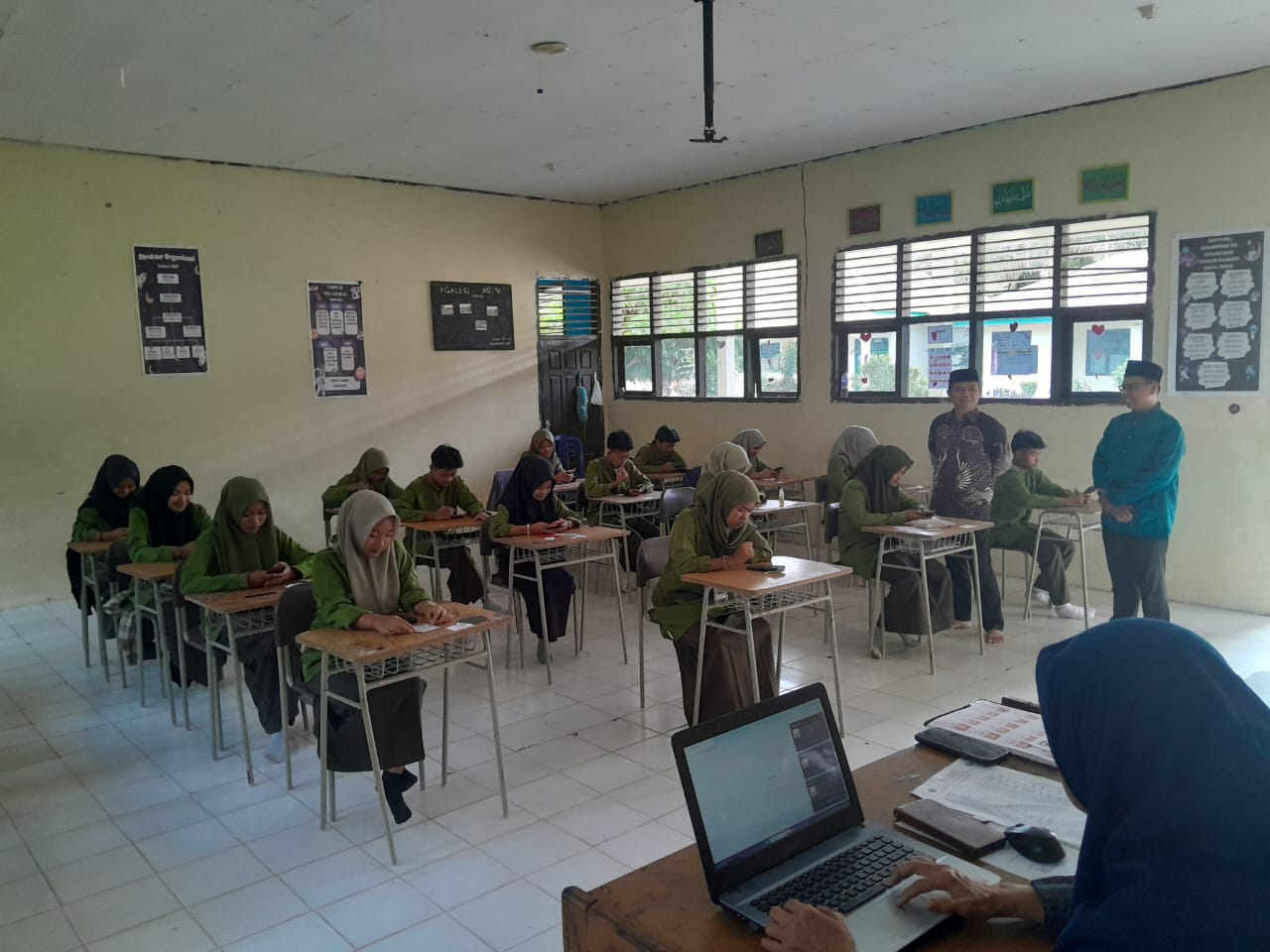 Kepala Pantau Pelaksanaan UM di Dampingi Ketua Panitia Kepala Pantau Pelaksanaan UM di Dampingi Ketua Panitia