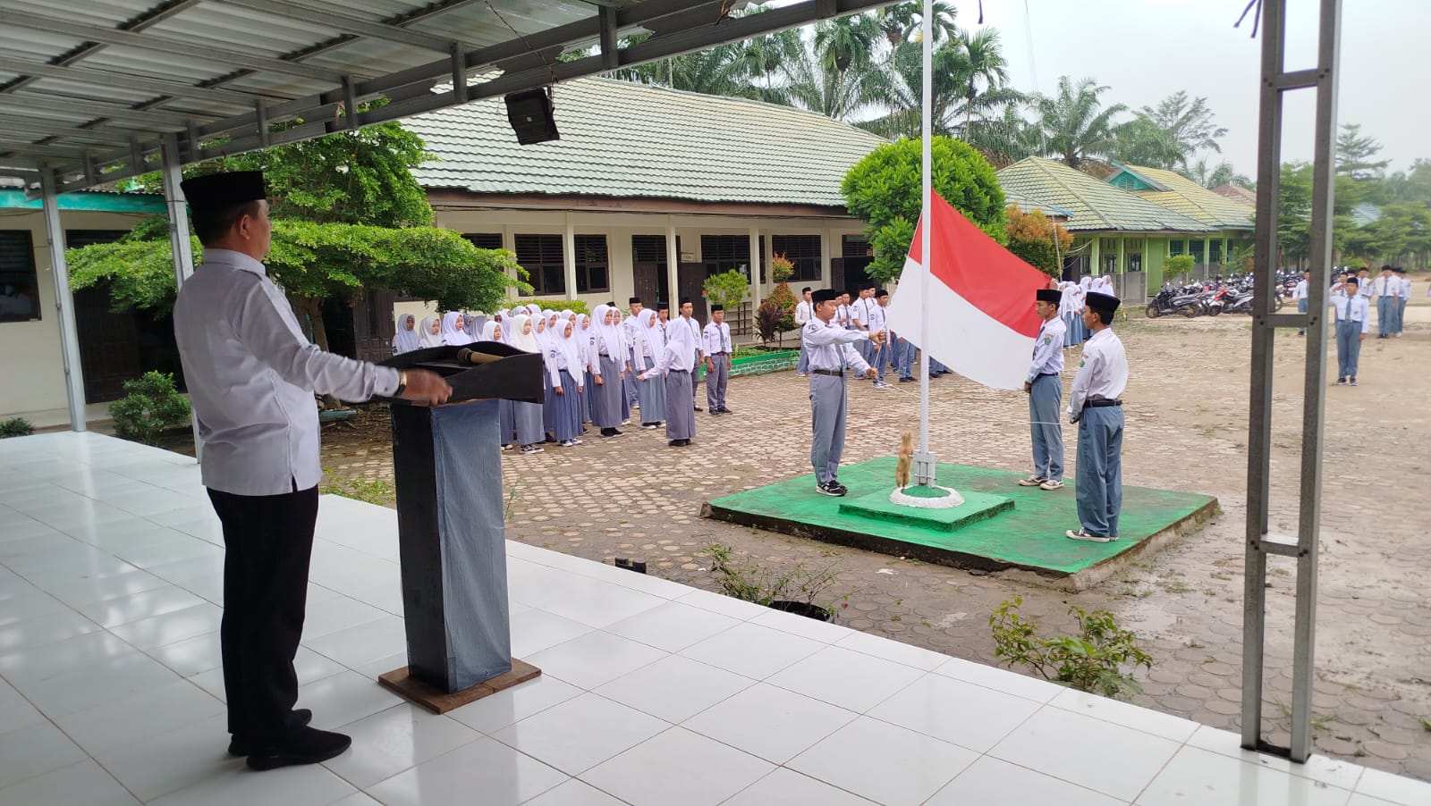 Kamad Ingatkan Disiplin Siswa Saat Upacara BenderaKamad Ingatkan Disiplin Siswa Saat Upacara BenderaKamad Ingatkan Disiplin Siswa Saat Upacara Bendera 2 9, Kamad Ingatkan Disiplin Siswa Saat Upacara Bendera