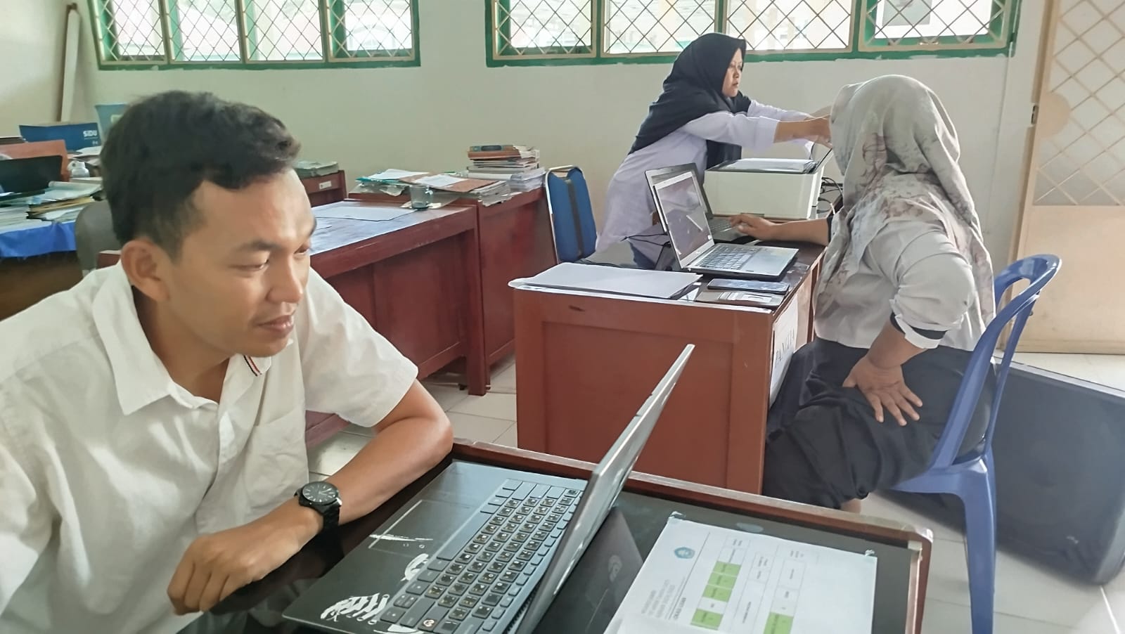 Jelang Pembagian Rapor Para Wali Kelas Melakukan Cetak Lapor