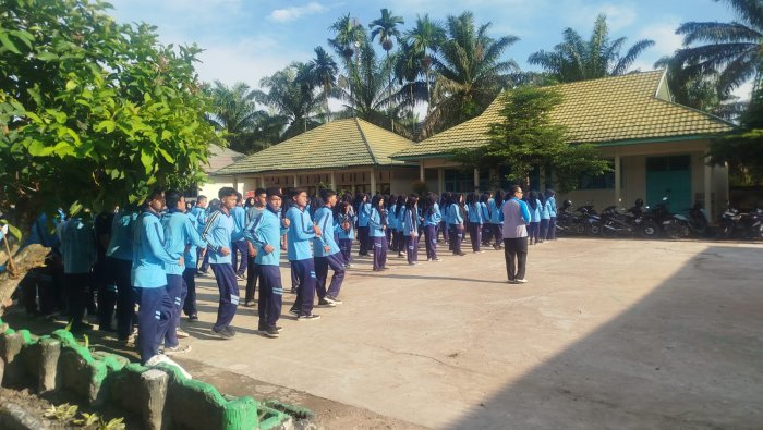 Wujudkan Madrasah Sehat, MAN 1 Muaro Jambi Laksanakan Senam Bersama