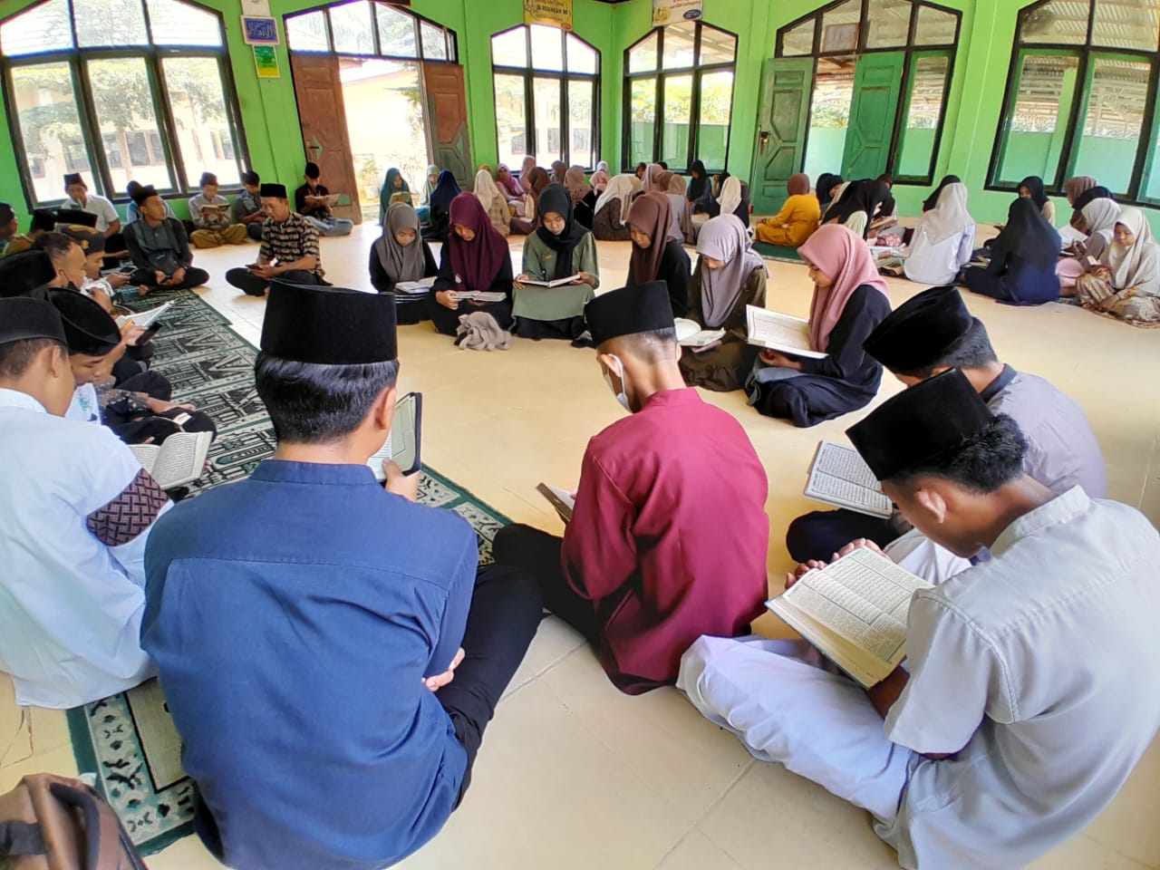 Khatam Alquran dan Kajian Akhlak Mulia Warnai Peringatan Nuzulul Quran di MAN 1 Muaro Jambi