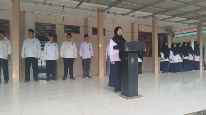 Pembina Upacara Ingatkan Siswa Pentingnya Disiplin Tanpa Ponsel Pembina Upacara Ingatkan Siswa Pentingnya Disiplin Tanpa Ponsel