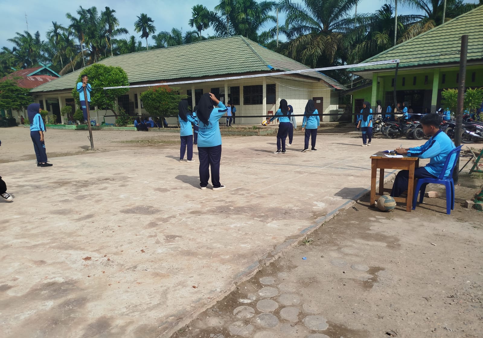 Pertandingan Bola Volly di Class Meeting MAN 1 Muaro Jambi: Belajar dan Berkembang Bersama Pertandingan Bola Volly di Class Meeting MAN 1 Muaro Jambi: Belajar dan Berkembang Bersama