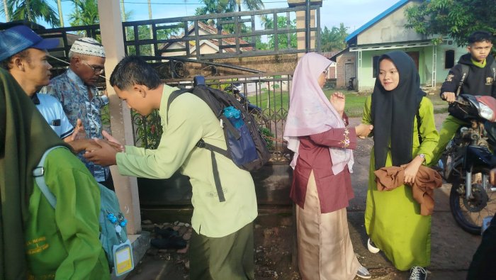 Guru Piket MAN 1 Muaro Jambi Sambut Kedatangan Siswa di Gerbang Madrasah