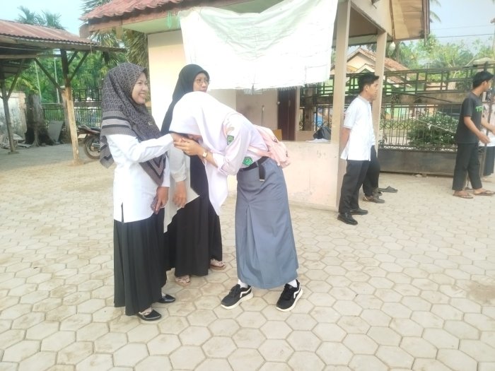 Guru Piket Sambut Siswa di Gerbang, MAN 1 Muaro Jambi Tanamkan Disiplin dan Budaya 5S Sejak Pagi Guru Piket Sambut Siswa di Gerbang, MAN 1 Muaro Jambi Tanamkan Disiplin dan Budaya 5S Sejak Pagi