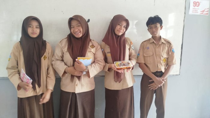 Siswa MAN 1 Muaro Jambi XII B Presentasikan Produk Wirausaha Rujak Buah