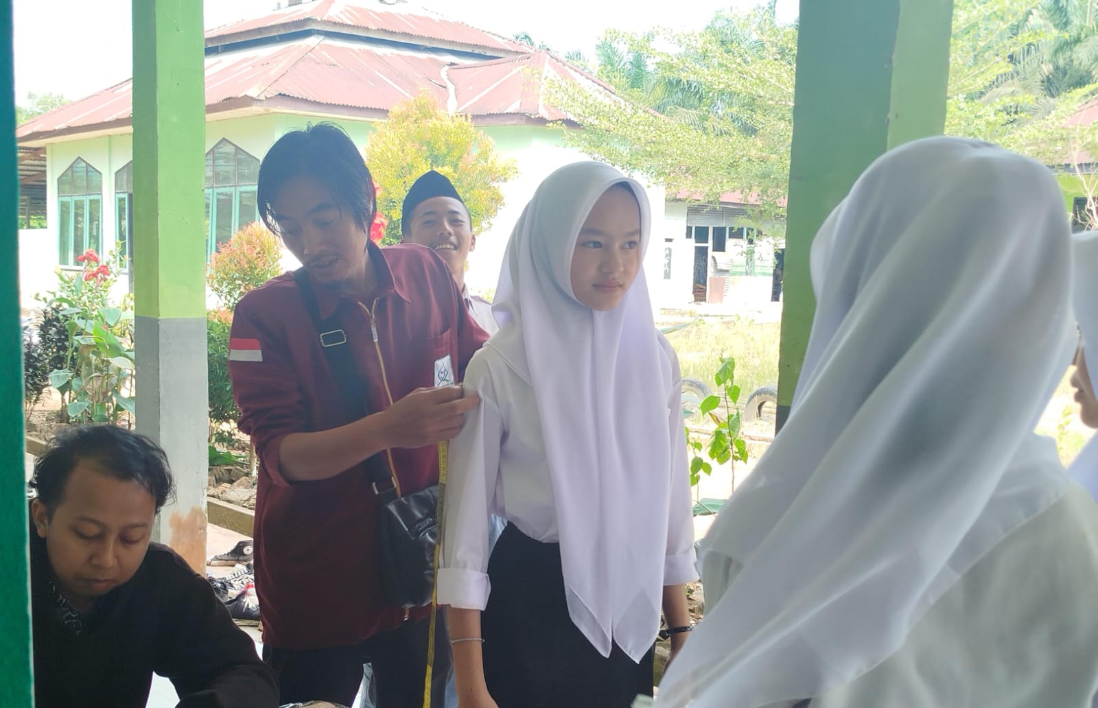Siswa Baru MAN 1 Muaro Jambi Melakukan Pengukuran Baju