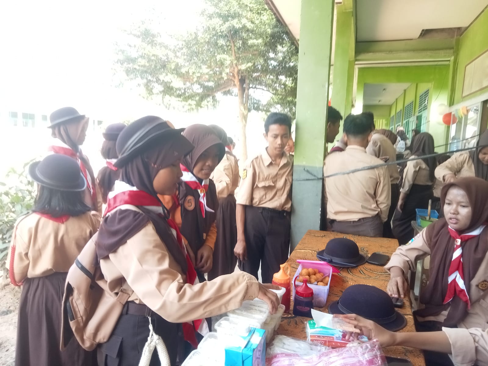 Siswa Kelas X4 Berpartisipasi dalam dalam Kegiatan Bazar Pada Hari Pramuka Siswa Kelas X4 Berpartisipasi dalam dalam Kegiatan Bazar Pada Hari Pramuka