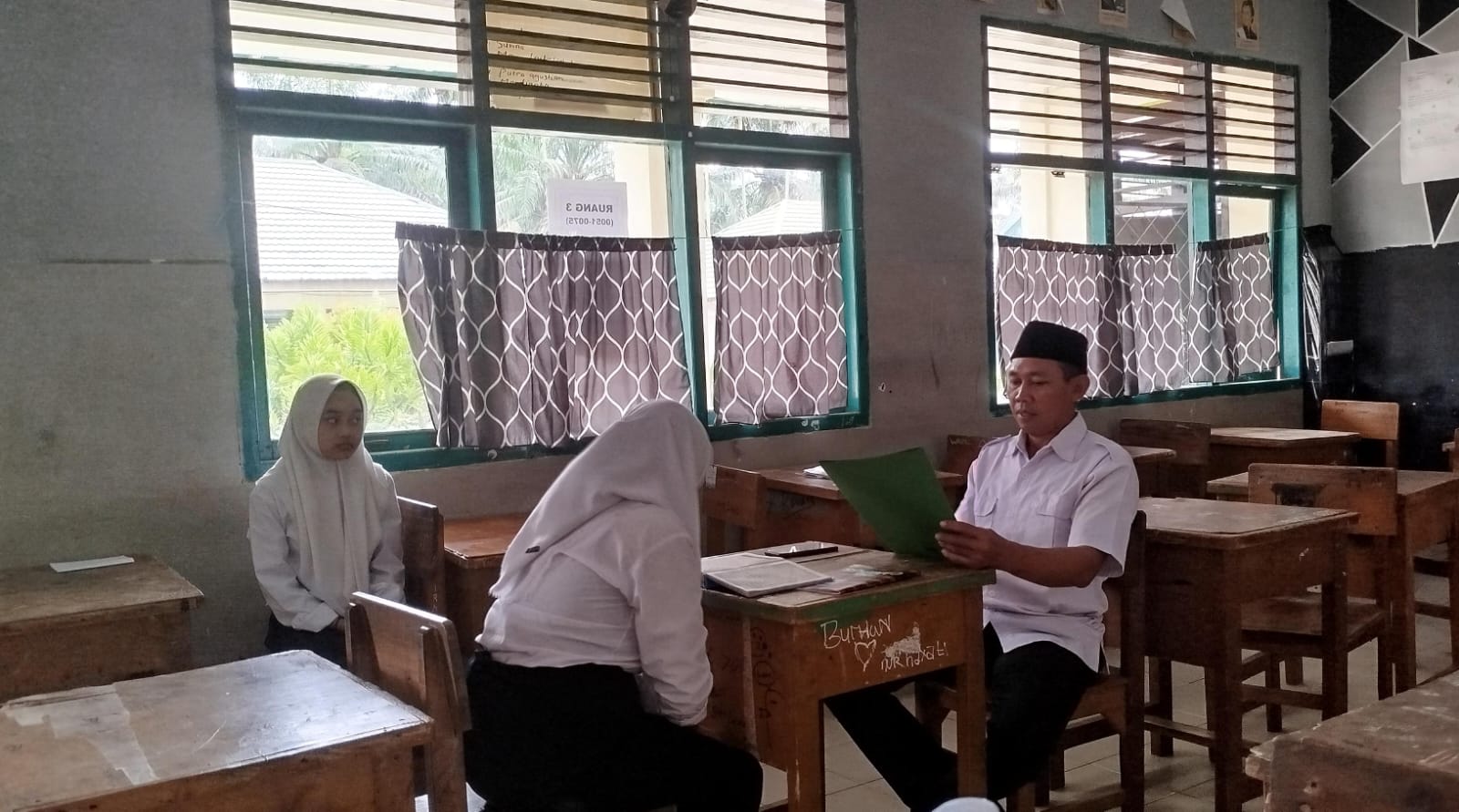 CALON SISWA/SISWI BARU MAN 1 MUARO JAMBI MENGIKUTI TES BACA AL-QURâ€™AN