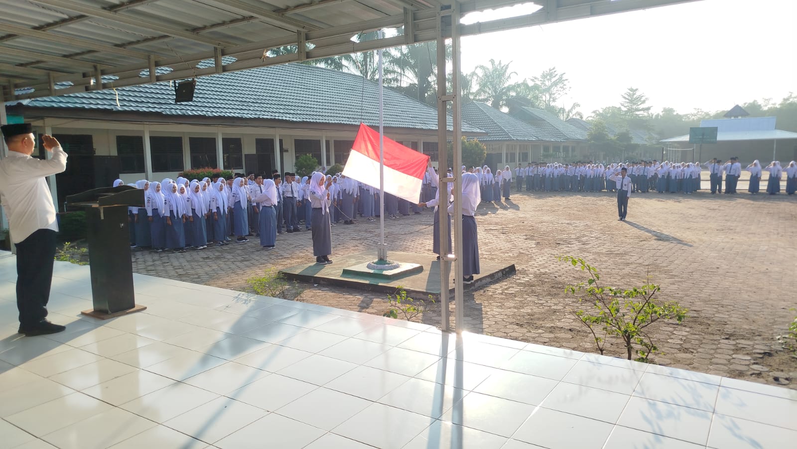 Upacara Bendera Hari Senin, Kepala Madrasah Sampaikan Pentingnya Menjaga Kebersihan