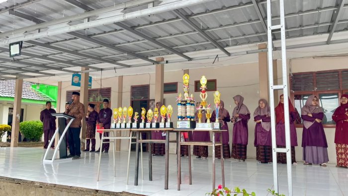 Rapor Dibagikan, MAN 1 Muaro Jambi Umumkan Prestasi Gemilang dan Juara Umum AKSIOMA 2026 Rapor Dibagikan, MAN 1 Muaro Jambi Umumkan Prestasi Gemilang dan Juara Umum AKSIOMA 2026