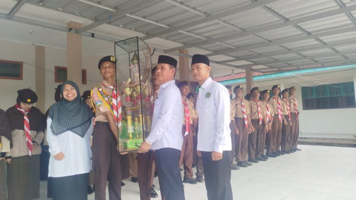 Piala Bergilir TLTD Resmi Diserahkan kepada MAN 1 Muaro Jambi Piala Bergilir TLTD Resmi Diserahkan kepada MAN 1 Muaro Jambi