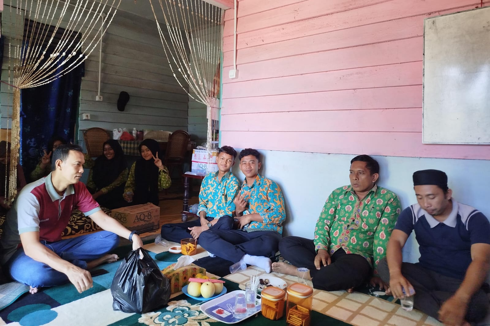 Tumbuhkan Empati Siswa Melalui Program Menjenguk Siswa Sakit Tumbuhkan Empati Siswa Melalui Program Menjenguk Siswa Sakit