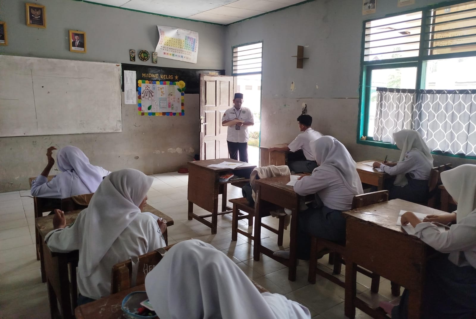 Lakukan Presensi Ke Kelas untuk Mendata Kehadiran Siswa