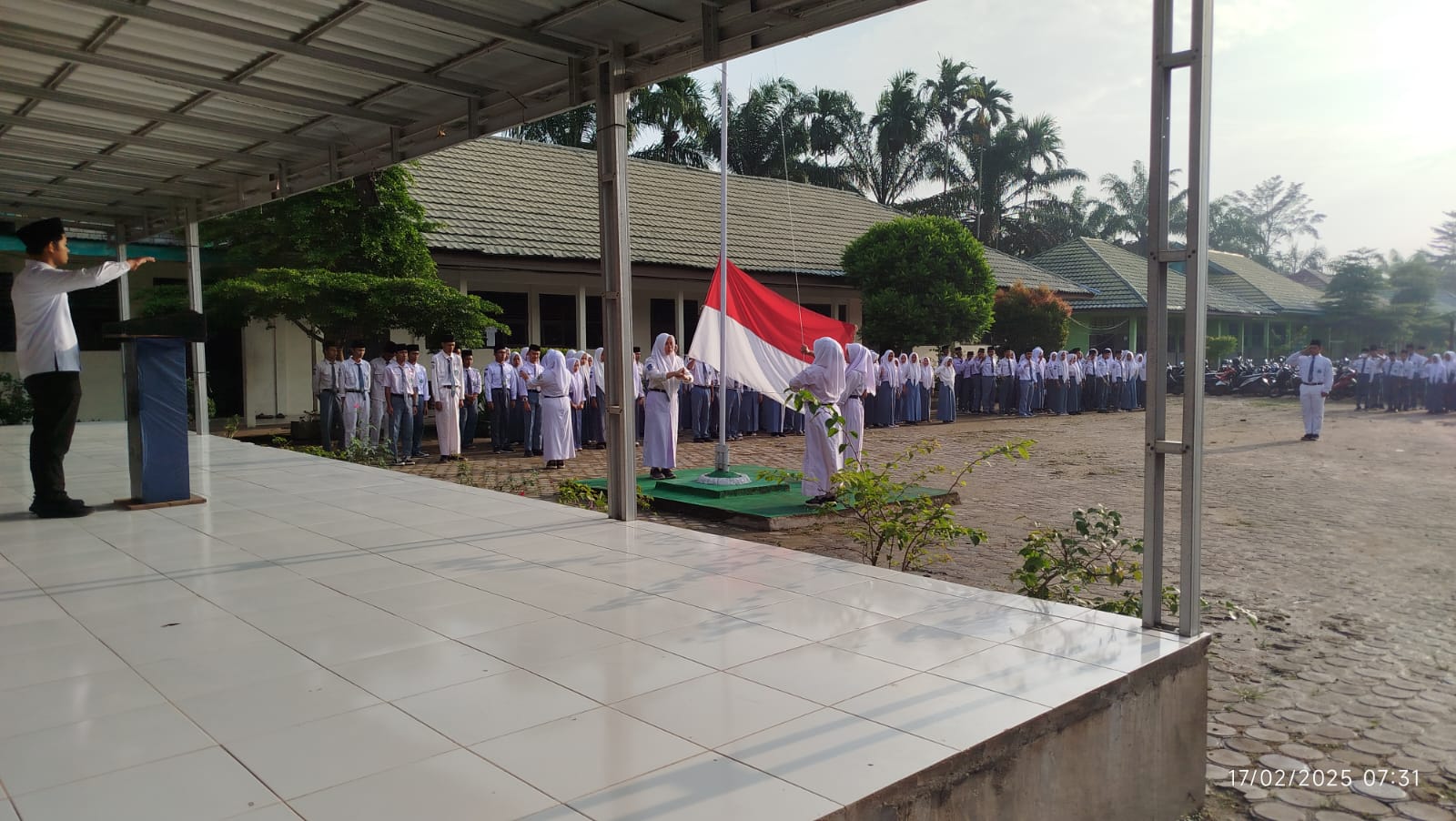 Pelaksanaan Upacara Bendara di MAN 1 Muaro Jambi Berjalan Lancar