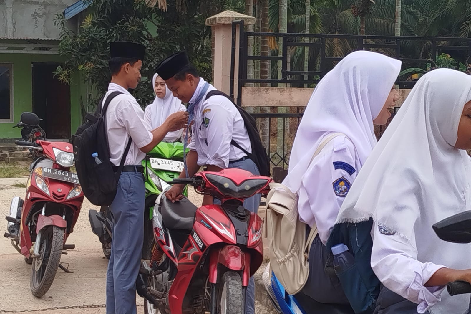 Sebelum Masuk Madrasah Siswa Harus Rapi Sebelum Masuk Madrasah Siswa Harus Rapi