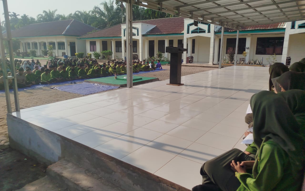 Kelas XII B Sukses Laksanakan Sebagai Petugas Muhadhoroh