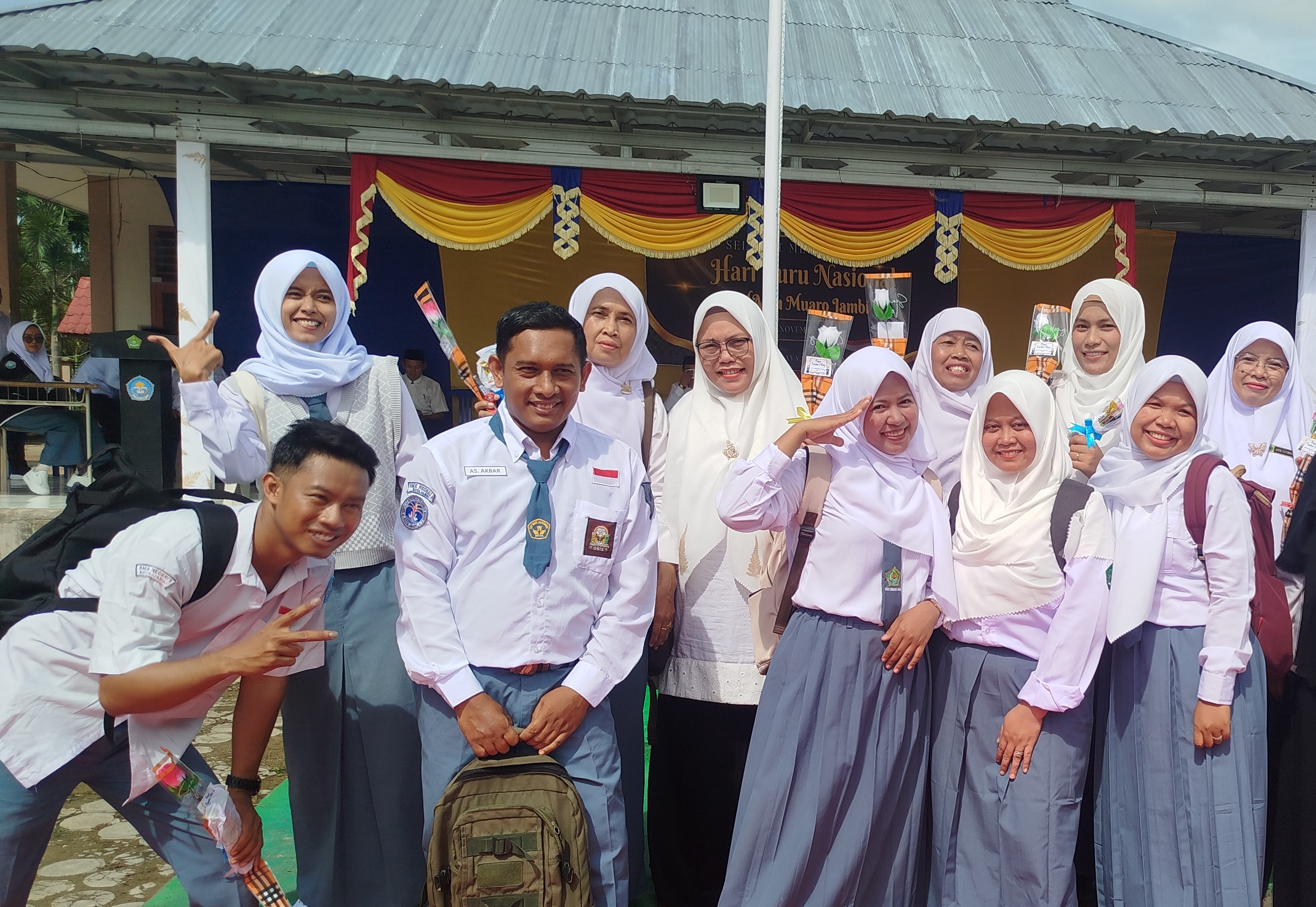 Guru MAN 1 Muaro Jambi Cosplay Jadi Murid Berseragam Putih Abu-Abu Guru MAN 1 Muaro Jambi Cosplay Jadi Murid Berseragam Putih Abu-Abu